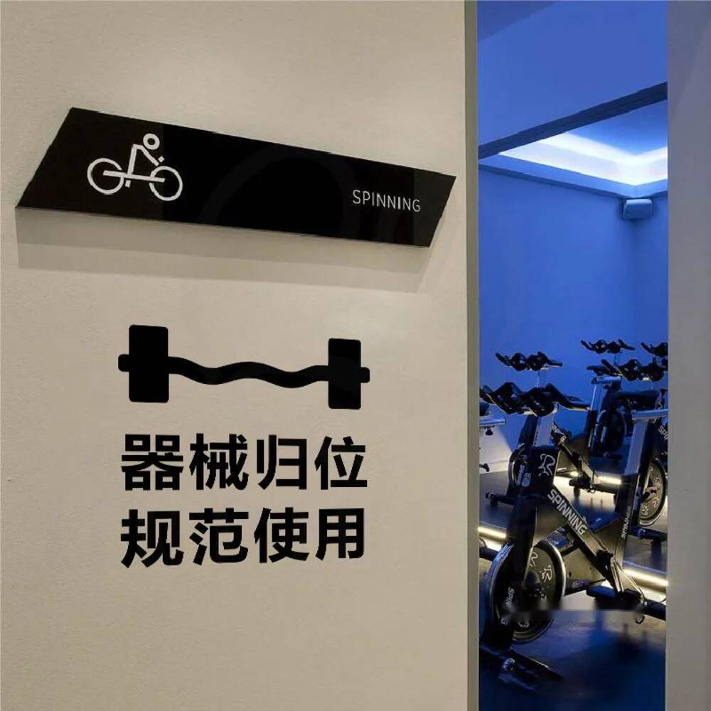 Equipment Return Reminder Text - Sports Equipment Background recensione e prezzo